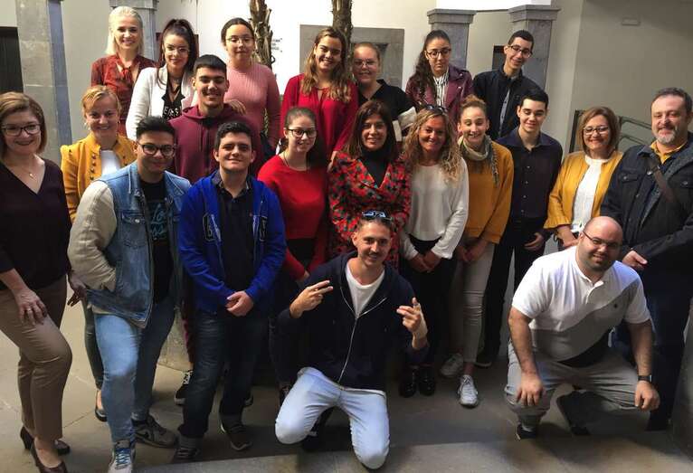 El grupo de alumnos y profesores del IES Lomo de La Herradura, con la alcaldesa y la concejala (Foto TA)